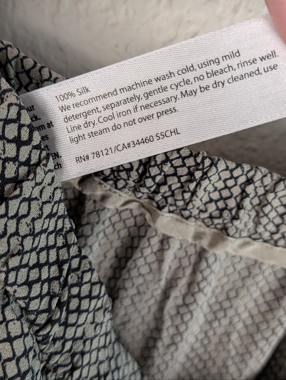 Eileen Fisher 100% Silk Pants XL Gray Snakesin Print Elastic Waist Tapered Legs - Picture 7 of 7